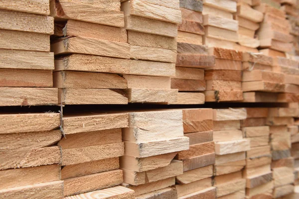 Textura de tablones de madera plegados en un almacén con un bosque. Vista desde el final — Foto de Stock