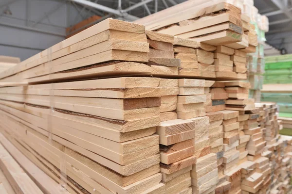 Muchos tablones de madera plegados en un almacén con un bosque — Foto de Stock