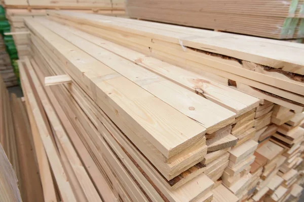 Mnoho skládaných dřevěných prken ve skladu s lesem — Stock fotografie
