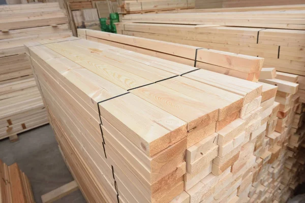 Mnoho skládaných dřevěných prken ve skladu s lesem — Stock fotografie