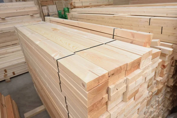 Muchos tablones de madera plegados en un almacén con un bosque — Foto de Stock