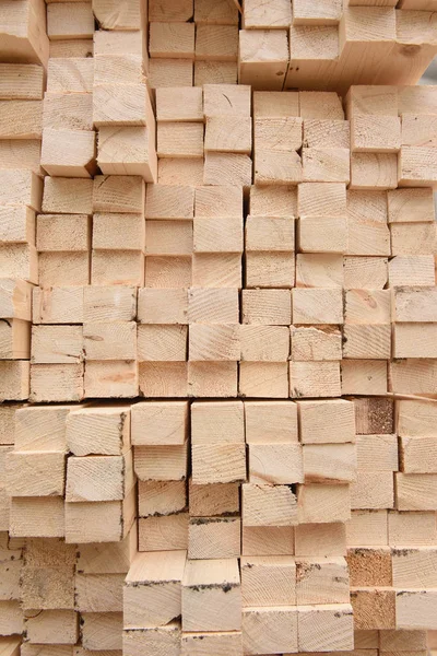 Textura de tablones de madera plegados en un almacén con un bosque. Vista desde el final — Foto de Stock