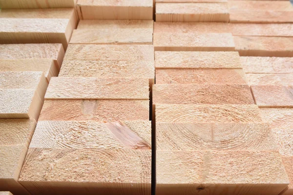 Textura de tablones de madera plegados en un almacén con un bosque. Vista desde el final — Foto de Stock