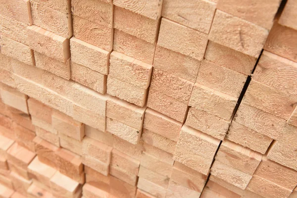 Struktura složených dřevěných prken ve skladu s lesem. Pohled od konce — Stock fotografie