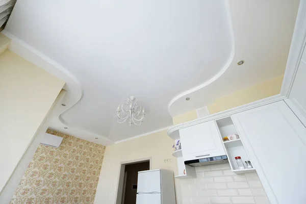 Plafond tendu dans la cuisine. Plafond tendu blanc et forme complexe — Photo