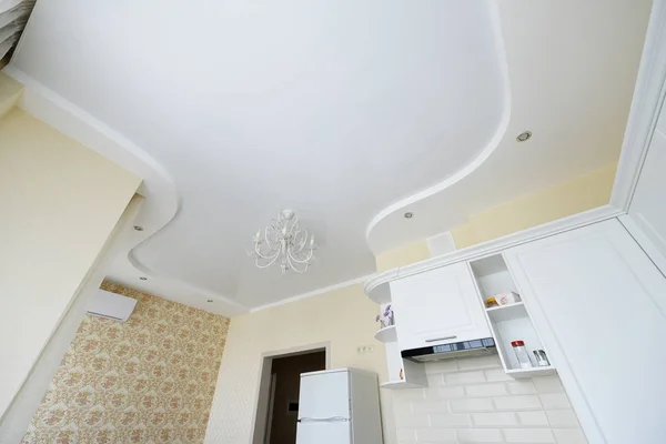 Stretch ceiling in the kitchen. Stretch ceiling white and complex shape — Stock Photo, Image