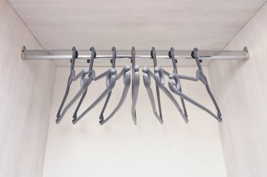 Boş bir gardırop ve elbise askısı. Boş bir dolapta elbise askıları