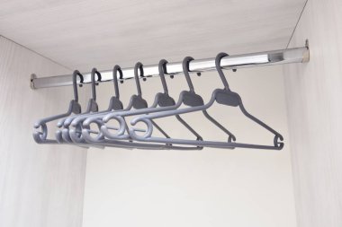 Boş bir gardırop ve elbise askısı. Boş bir dolapta elbise askıları