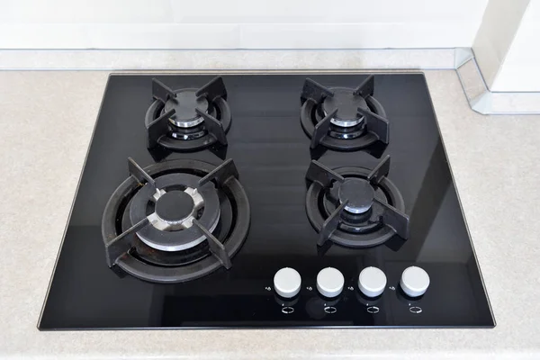 Cuisinière à gaz noire installée dans la cuisine sur le comptoir — Photo