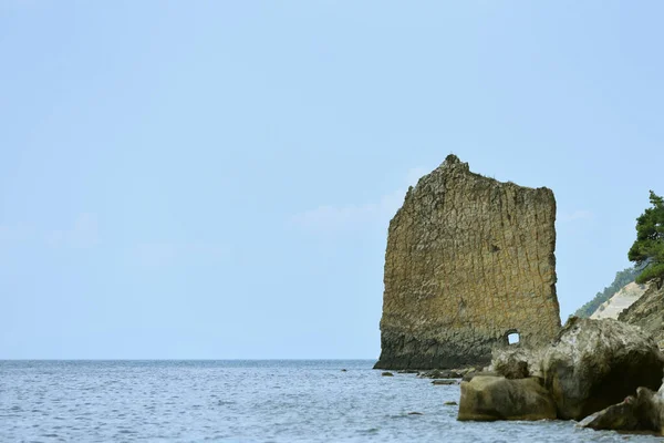 바다에 있는 아름답고 특이 한 바위, 수직으로, 평평하고 높은 바위가 바위가 많은 해안 옆에 있습니다. 그녀의 이름은 러시아어 parus 로 항 해. 프라 스코 베브 카 마을에 있는 겔 렌 지크 시 근처에 있는 곳 — 스톡 사진