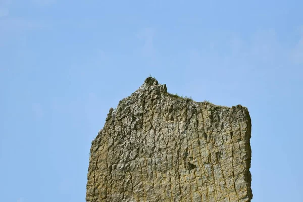 Belle et insolite roche sur fond de ciel bleu, plat et haut. Son nom Voile en langue russe Parus. Situé près de la ville de Gelendzhik dans le village de Praskoveevka — Photo