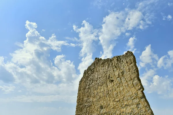 Belle et insolite roche sur fond de ciel bleu, plat et haut. Son nom Voile en langue russe Parus. Situé près de la ville de Gelendzhik dans le village de Praskoveevka — Photo