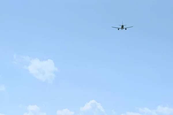 Het passagiersvliegtuig vliegt weg naar de blauwe lucht. Achteraanzicht — Stockfoto