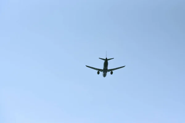 Het passagiersvliegtuig vliegt weg naar de blauwe lucht. Achteraanzicht — Stockfoto