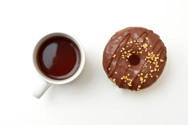 Bir fincan çay ve çikolatalı çörek.