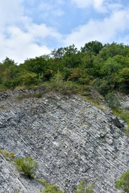 Kayanın güzel yapısı katman şeklinde sert bir kayadan oluşur.