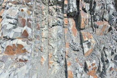 Kayanın güzel yapısı katman şeklinde sert bir kayadan oluşur.