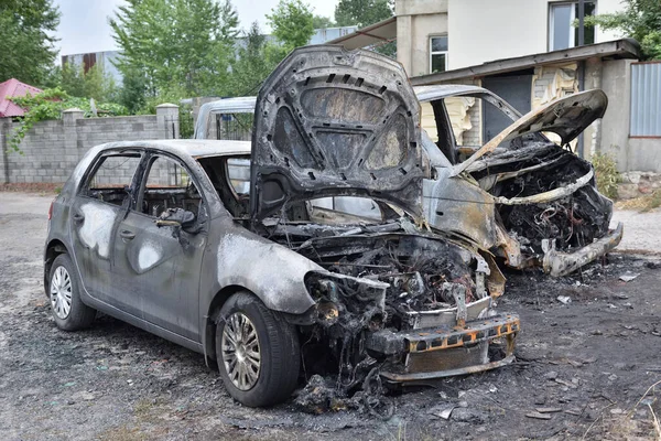 Dos coches después del incendio. Dos coches quemados con una capucha abierta. Incendios, coche quemado — Foto de Stock