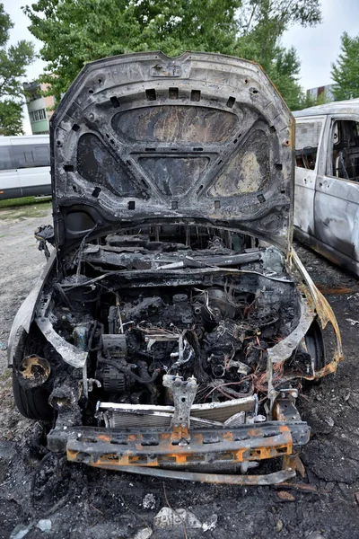 El coche después del incendio. Un coche quemado con una capucha abierta. El motor se quemó. Incendios — Foto de Stock