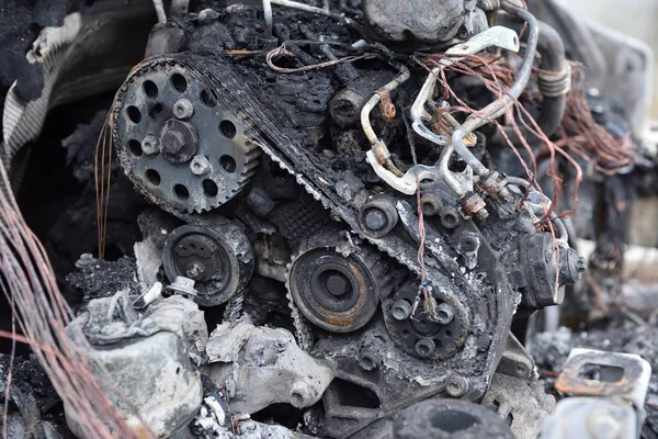 El motor del coche después del incendio. Motor de coche quemado, vista lateral. Correa de sincronización — Foto de Stock