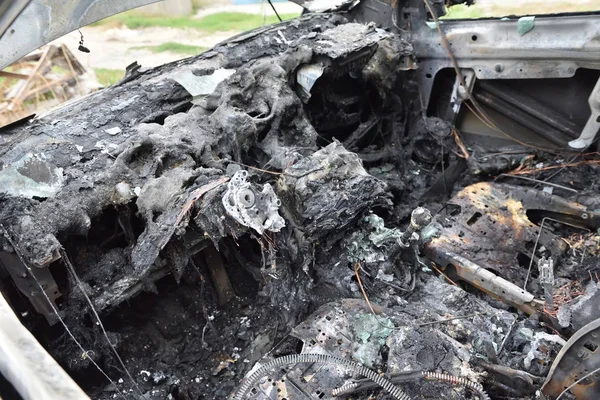 El salón de coches después de un incendio. Interior del coche quemado después de un incendio, panel frontal, todo quemado — Foto de Stock