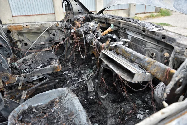 El salón de coches después de un incendio. Interior del coche quemado después de un incendio, panel frontal, todo quemado — Foto de Stock