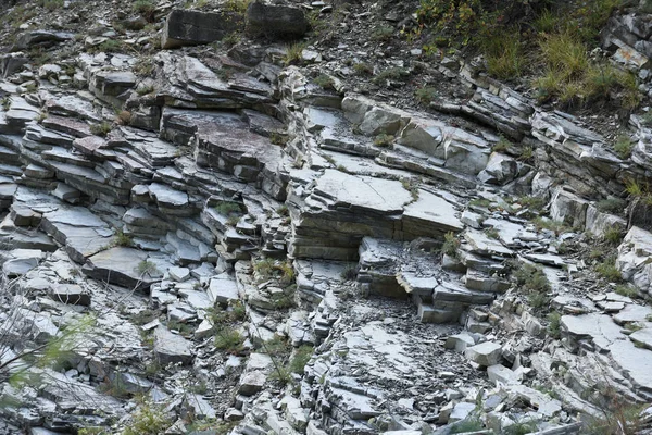Belle structure de la roche, se compose d'une roche solide en forme de couches — Photo