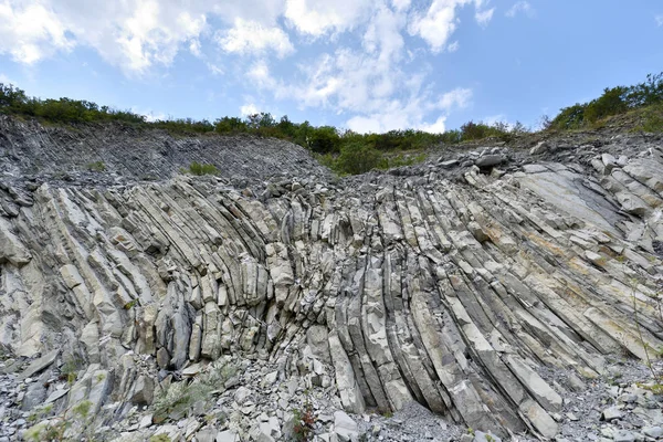 Hermosa estructura de la roca, consta de una roca sólida en forma de capas — Foto de Stock