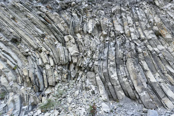 Bela estrutura da rocha, consiste de uma rocha sólida na forma de camadas — Fotografia de Stock