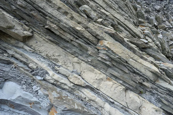 Hermosa estructura de la roca, consta de una roca sólida en forma de capas — Foto de Stock