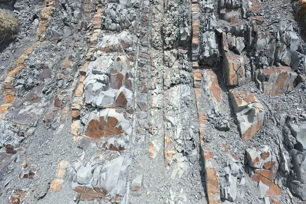 Hermosa estructura de la roca, consta de una roca sólida en forma de capas — Foto de Stock