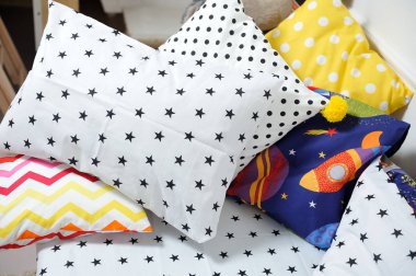 Farklı renklerde güzel çocukların yatağı