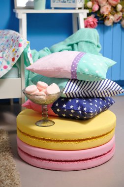 Geniş badem kurabiyelerinin üzerinde bir çocuk yatağından yastıklar.