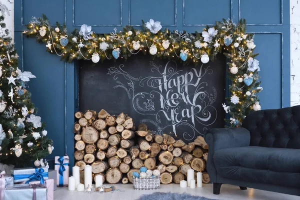 Прекрасний декор свята щасливий новий рік з підготовленим деревом для каміна і написом щасливого нового року, написаним крейдою — стокове фото