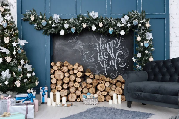 Vacker inredning av semestern Gott nytt år med beredda trä för den öppna spisen och inskriptionen av ett gott nytt år, skriven i krita — Stockfoto