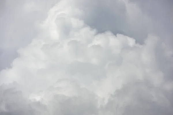 Mooie grijze regenwolken close-up in de lucht — Stockfoto