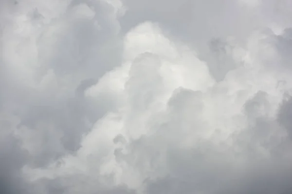 Mooie grijze regenwolken close-up in de lucht — Stockfoto