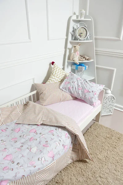 異なる色の美しい子供のベッド — ストック写真