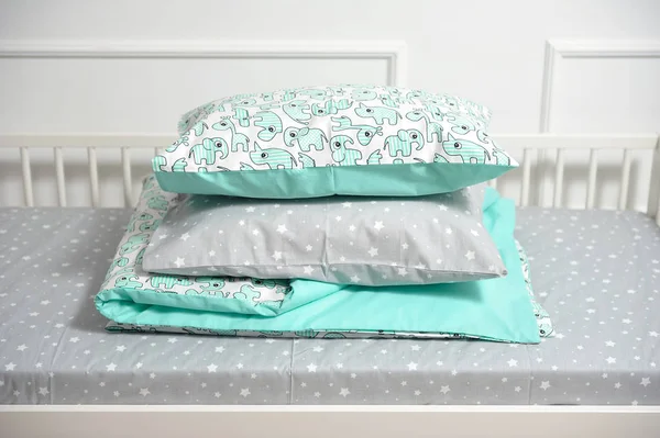 Красиве дитяче ліжко в різних кольорах — стокове фото