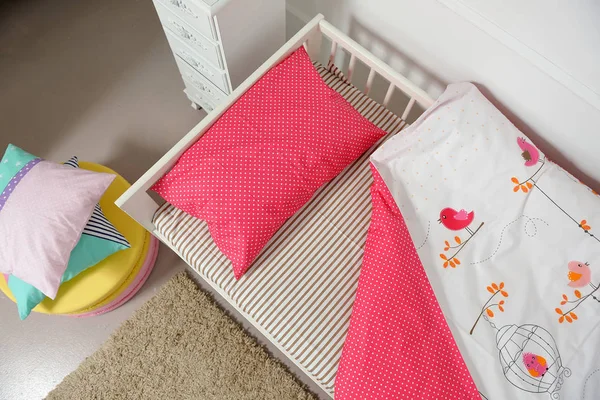 Hermosa cama de los niños en diferentes colores — Foto de Stock