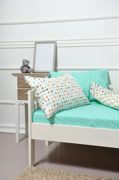 Hermosa cama de los niños en diferentes colores — Foto de Stock