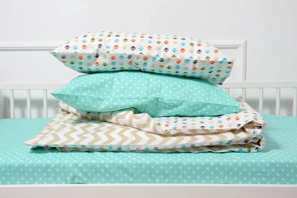 Hermosa cama de los niños en diferentes colores — Foto de Stock