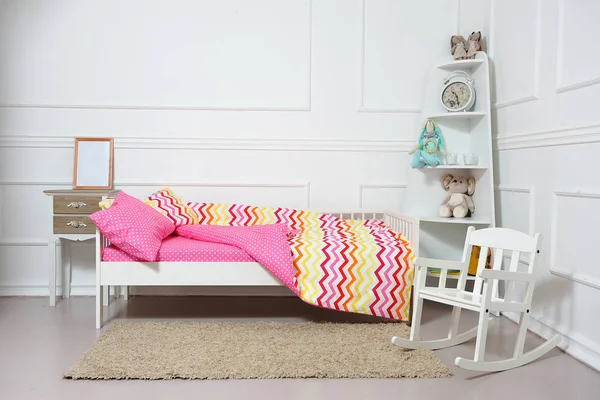 Hermosa cama de los niños en diferentes colores — Foto de Stock