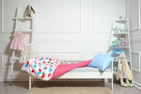 異なる色の美しい子供のベッド — ストック写真