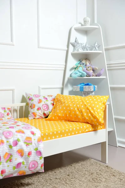 Hermosa cama de los niños en diferentes colores — Foto de Stock