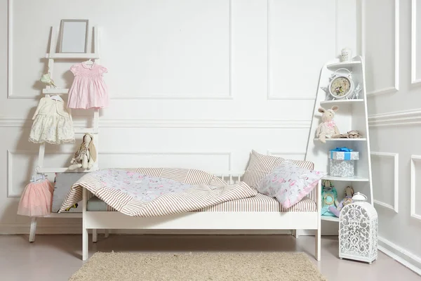 Piękne łóżko dziecięce w różnych kolorach — Zdjęcie stockowe