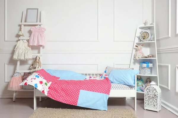 Όμορφο παιδικό κρεβάτι σε διάφορα χρώματα — Φωτογραφία Αρχείου