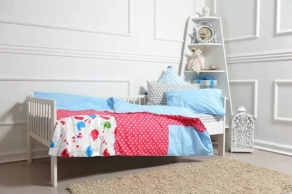 Hermosa cama de los niños en diferentes colores — Foto de Stock