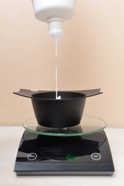 Saçı boyamak için kullanılan boya kabın içine sıkıştı.