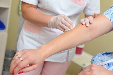 Cilt şekerlemesi için hazırlanıyor. Cilt orantılı olarak tedavi edilir.